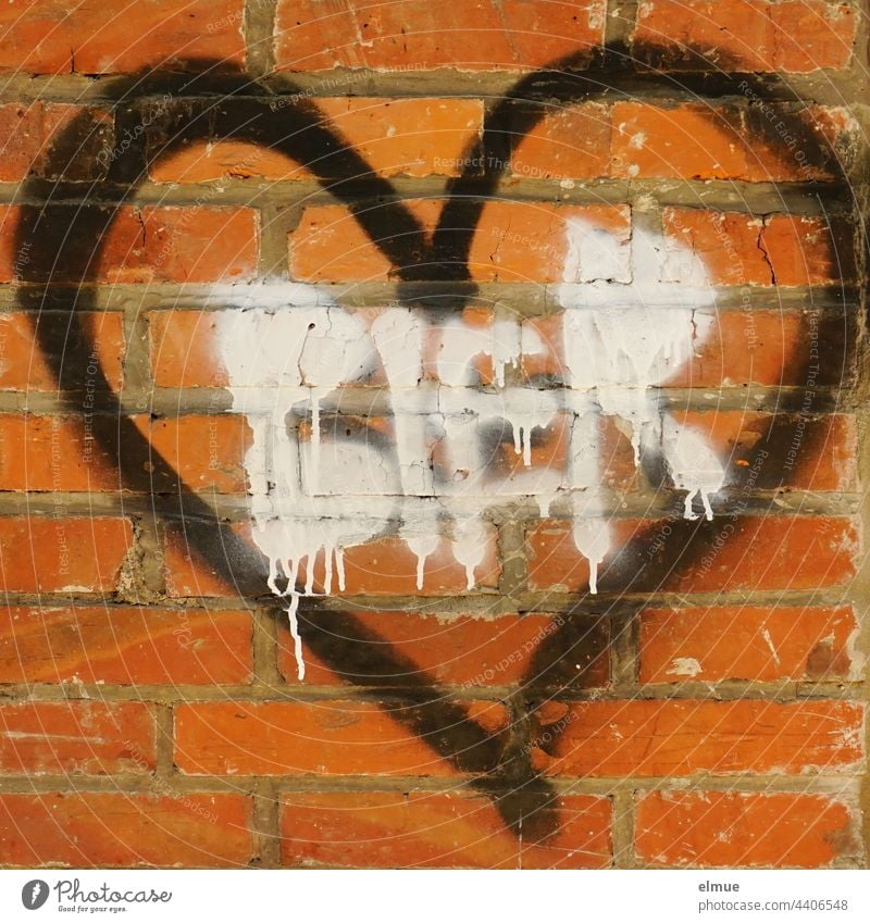 Graffito - schwarzes Herz und weißer Schriftzug BIER an einer roten Ziegelwand / Durst / Alkoholsucht Bier Graffiti rote Ziegelwand sprayen Straßenkunst Fassade