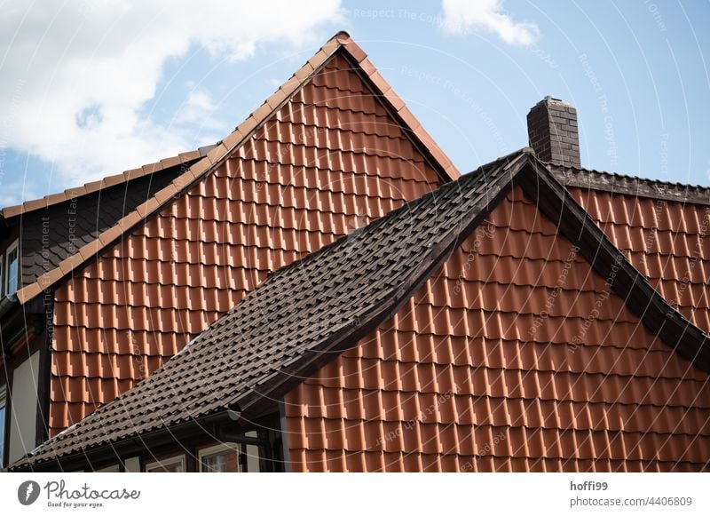 schlichte mit roten Dachpfannen verkleidete Aussenfassade eines alten Fachwerkhauses außenfassade Dachziegel dachpfannen historisch verkleiden verdeckt