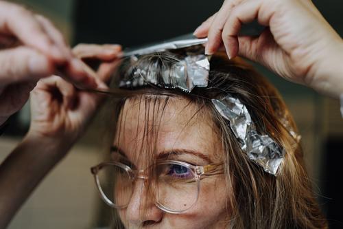 Strähnchen selber machen (3) Haare färben Alufolie Frau Haare & Frisuren DIY Haarsträhne blond feminin Gesicht Auge konzentriert schön Kopf Blick Brille Folie