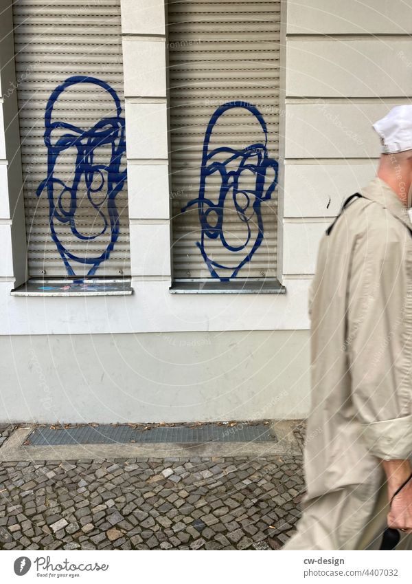 Zwei Gesichter und eins ohne - gezeichnet & gemalt Graffiti urban Gesichtslos Großstadt Außenaufnahme Sommer Straße gesichtslos trendy Schmiererei character