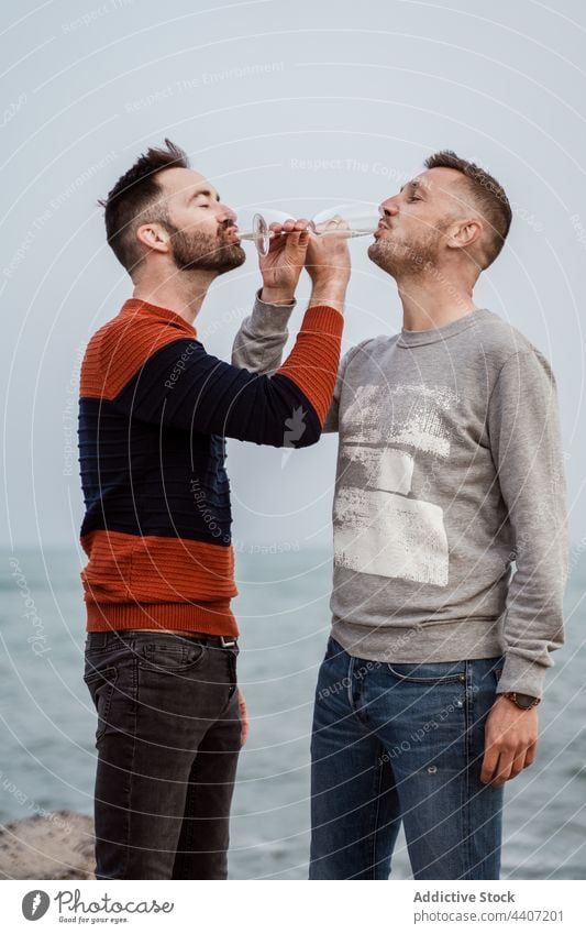 Schwules Paar trinkt Champagner am Meeresufer schwul trinken Getränk Alkohol genießen Partnerschaft Romantik Glas Männer lgbt Zeit verbringen romantisch Küste