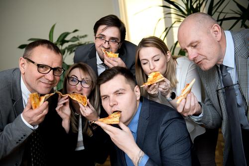 Geschäft, Essen, Mittagessen und Menschen Konzept - glückliche Business-Team essen Pizza im Büro Glück Lebensmittel Finanzen Freunde Teilen Menschengruppe