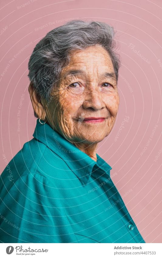 Ältere Frau mit grauem Haar schaut in die Kamera Senior Vorschein graues Haar älter braunes Auge Teint gealtert Porträt Atelier Stil Persönlichkeit