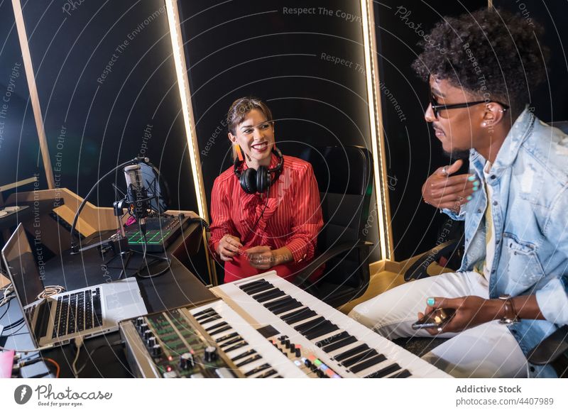 Gemischtrassige Kollegen nehmen im Studio Musik auf Musiker Aufzeichnen Atelier Zusammensein Mikrofon Gesang singen Sänger rassenübergreifend multiethnisch