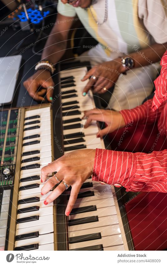 Anonyme Musiker arbeiten gemeinsam im Tonstudio Aufzeichnen Atelier spielen elektrisch Klavier zuhören Kopfhörer Zusammensein rassenübergreifend multiethnisch