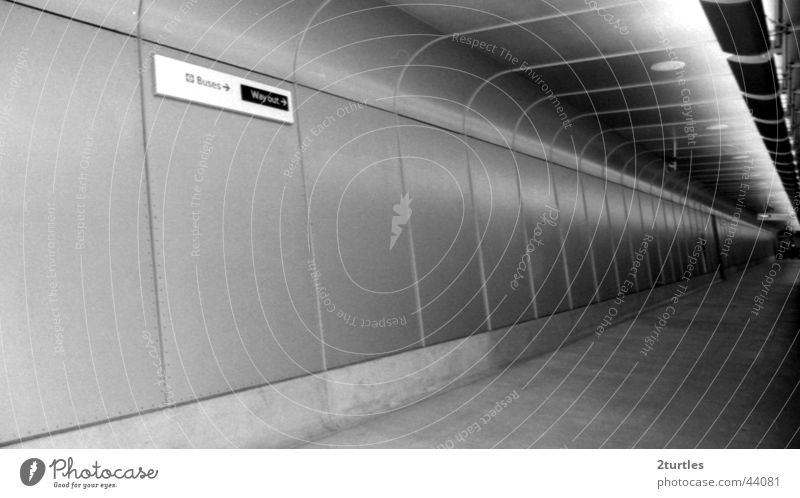 no way out Tunnel Ausgang Unendlichkeit diagonal trist leer Wand London England Architektur Schwarzweißfoto Fluchpunkt