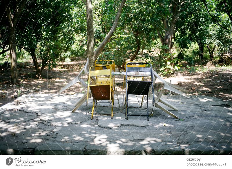 leere Stühle und Tische im Park Stuhl Holz Garten im Freien hölzern Möbel Bank Natur niemand Hintergrund Sommer außerhalb ruhen Sitz Farbe grün Baum Rasen Szene