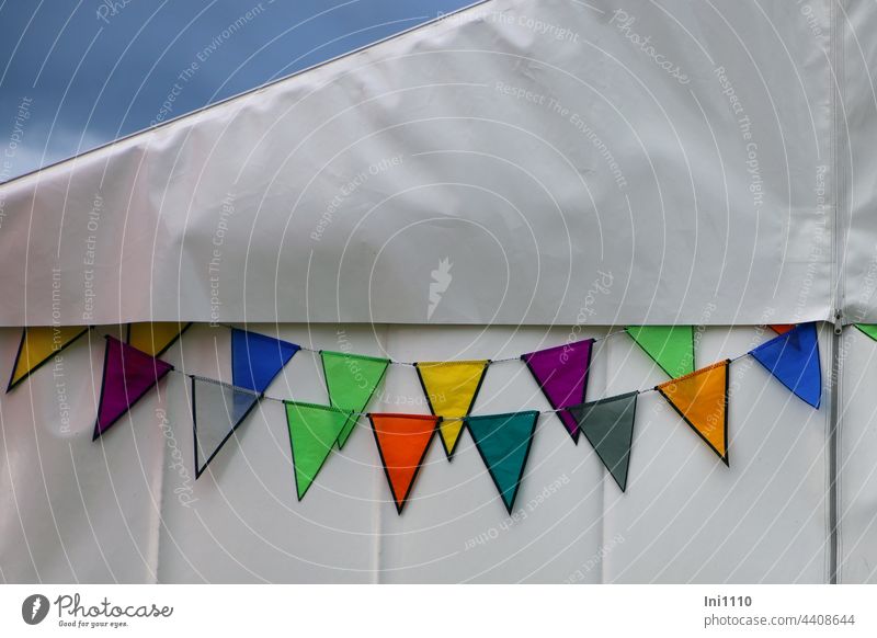 bunte Wimpelketten auf weißer Zeltwand Dekoration Blickfang Fahnenketten Girlande Seil farbig wetterfest schmücken weißes Zelt Reißverschluß Fest Drachenfest