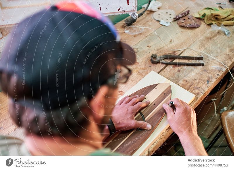 Anonymer Handwerker mit Marker und Holzklötzen auf einer Werkbank Kunsthandwerker Spur Markierung Skateboard Herstellung Schiffsplanken Holzarbeiten Genauigkeit