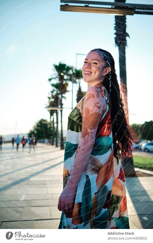 Glückliche Frau mit Vitiligo, die im Sommer auf der Promenade steht Spazierweg heiter sonnig positiv Stauanlage genießen Lächeln Freude Inhalt Wochenende