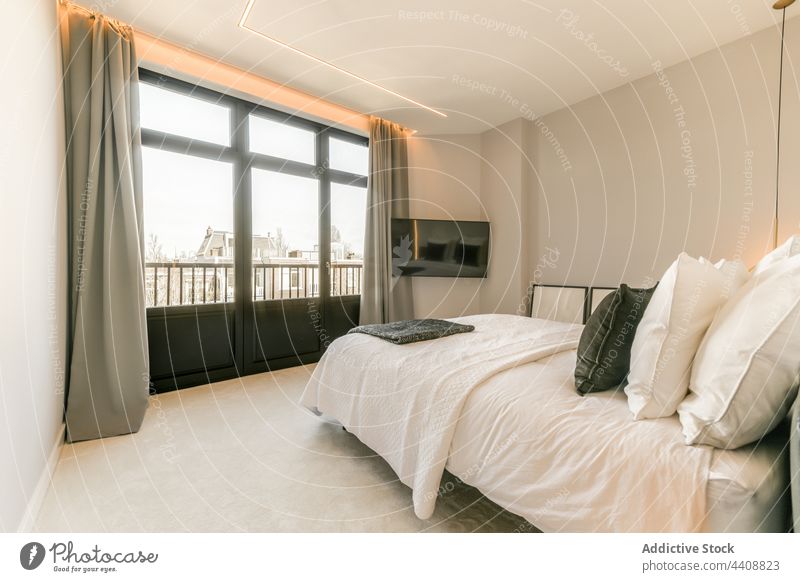 Gemütliches Schlafzimmer in minimalistischem Stil Innenbereich sehr wenige Fenster gemütlich Bett Kopfkissen Komfort Design Appartement heimwärts Möbel weich