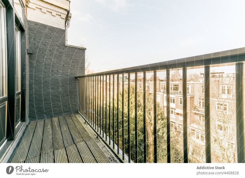 Terrasse mit Metallgeländer an einem sonnigen Tag Balkon Appartement Gebäude Reling Konstruktion modern Design Stil verweilen Revier Viertel tagsüber Fassade