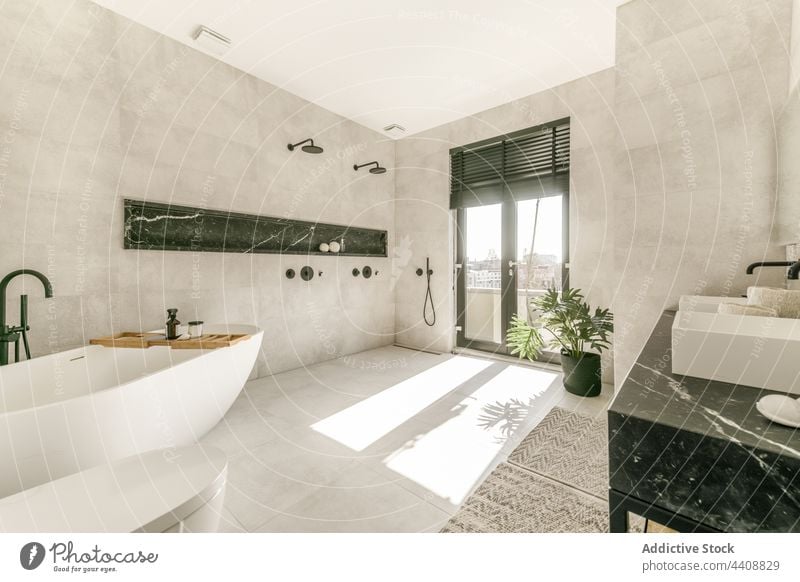 Interieur eines modernen geräumigen Badezimmers Innenbereich sehr wenige Stil Keramik Badewanne Design Hygiene Toilette Waschbecken Fliesen u. Kacheln sanitär