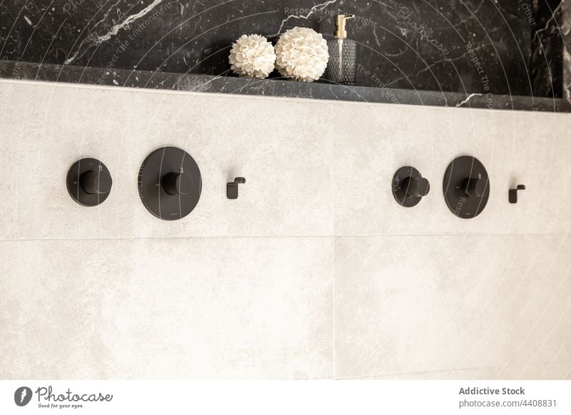 Wasserhahngriffe an der Wand im Badezimmer Handgriff Fliesen u. Kacheln Dusche Innenbereich Design schwarz Farbe Stil sehr wenige modern einfach Zeitgenosse