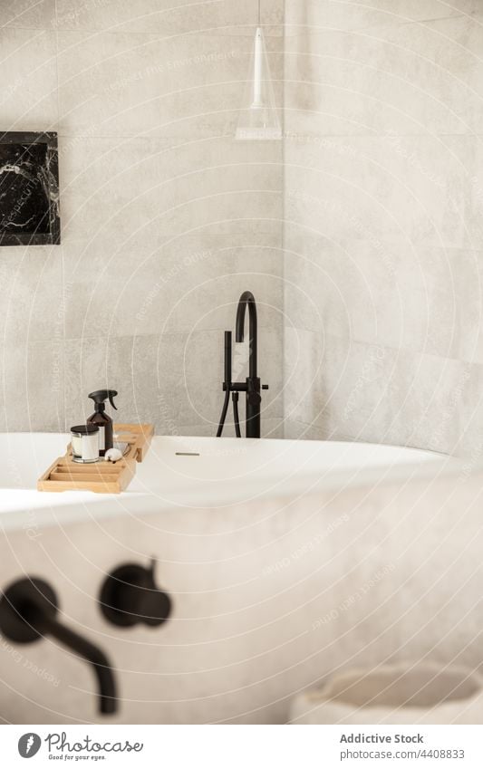 Interieur eines modernen geräumigen Badezimmers Innenbereich sehr wenige Stil Keramik Badewanne Design Hygiene Fliesen u. Kacheln sanitär Toilette Sonnenlicht