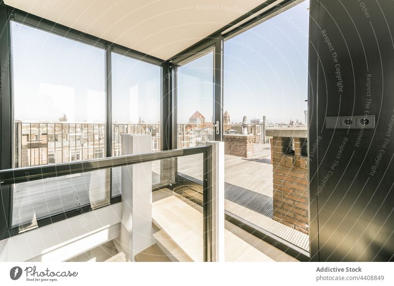 Moderne Wohnung mit großen Fenstern Appartement geräumig Innenbereich Terrasse Sonnenlicht flach modern Design Glas tagsüber heimwärts Tageslicht wohnbedingt