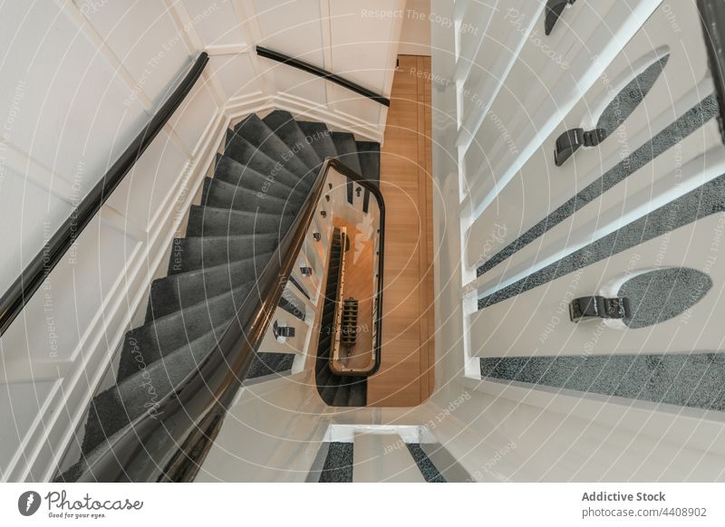 Spindeltreppe in modernem Haus Spirale Treppenhaus weiß farbenfroh wohnbedingt Design Stil Geometrie Form Kurve Zeitgenosse verweilen Anwesen Wohnsitz