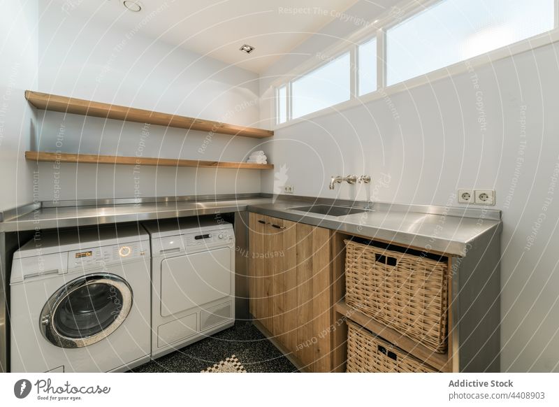 Waschküche mit Waschmaschine Wäscherei Raum Innenbereich Design heimwärts modern heimisch Stil Eckstoß Zeitgenosse Gerät Abfertigungsschalter Waschbecken