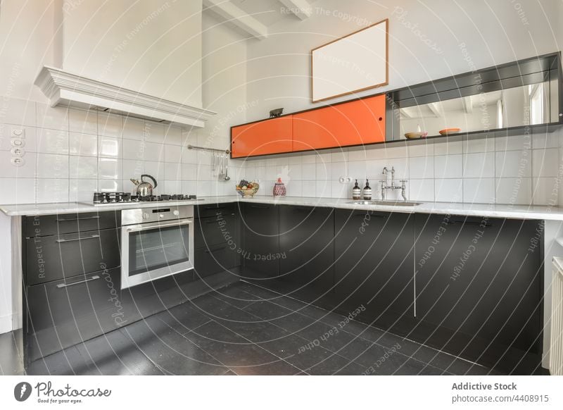 Interieur einer modernen geräumigen Küche Innenbereich grau Möbel Stil Design Appartement flach Abfertigungsschalter Hocker eingetopft Topf heimwärts