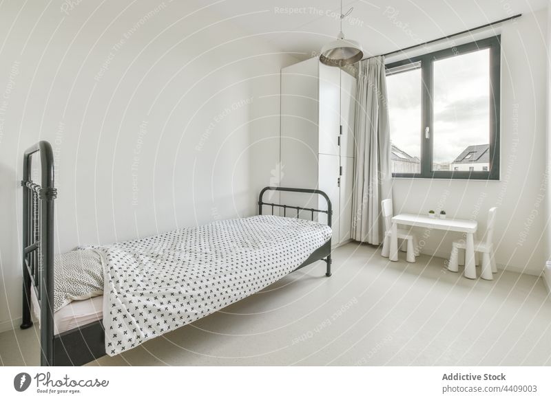Einzelbett in einem minimalistisch eingerichteten Schlafzimmer Innenbereich heimwärts sehr wenige Single Bett weiß einfach Design Stil Möbel Appartement modern