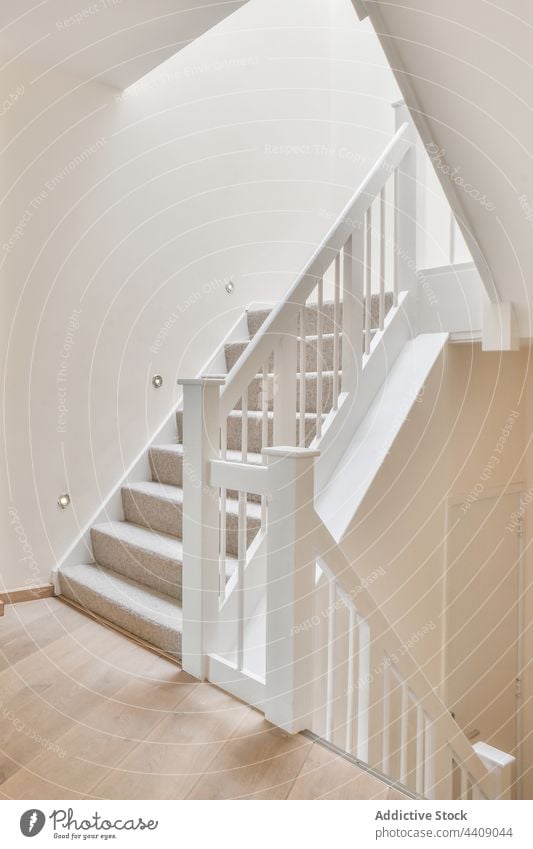 Weißes Treppenhaus in modernem Haus Innenbereich heimwärts weiß Design sehr wenige Reling Stil wohnbedingt Licht Lampe leuchten Appartement verweilen einfach