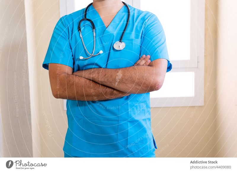 Kappenarzt mit Stethoskop im Krankenhaus Arzt blau Uniform Sanitäter Mann professionell medizinisch Spezialist männlich Chirurg Gesundheitswesen Personal Arbeit