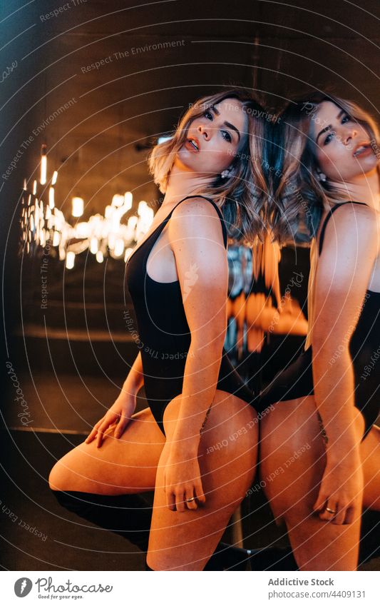 Sinnliches Modell im Bodysuit, das sich in Spiegeln reflektiert sinnlich Schönheit natürlich Reflexion & Spiegelung Frau Lampe reflektieren Dessous Unterwäsche