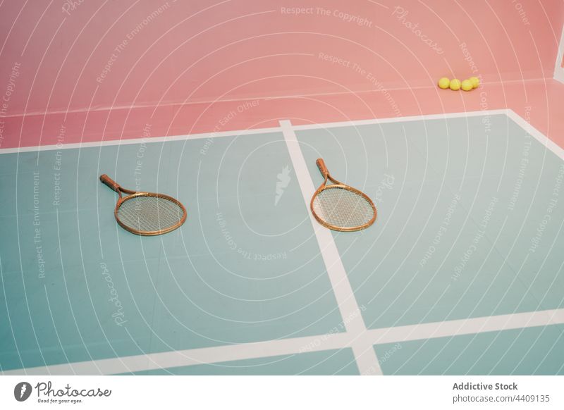 Ein Paar Tennisschläger und Bälle auf dem Platz Remmidemmi Ball Sport Gerät kreativ Design modern Gericht Sportpark künstlich Linie Markierung ähnlich klein