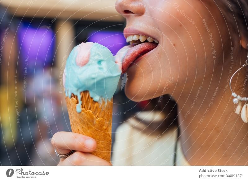 Crop-Frau genießt leckere Eiswaffel auf der Straße lutschen Speiseeis Zapfen Waffel Dessert Leckerbissen süß genießen knackig gelato Geschmack Vergnügen