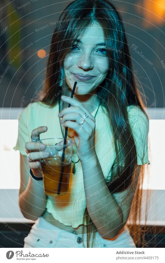 Fröhliche Frau mit Glas Getränk bei Nacht trinken Erfrischung Inhalt herzlich freundlich Abenddämmerung Porträt Stil Stroh durchsichtig charmant Art genießen