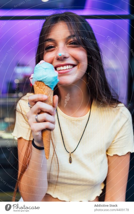 Glückliche Frau mit leckerer Eistüte in der Stadt Speiseeis Zapfen Lächeln Dessert Leckerbissen süß geschmackvoll Porträt Waffel Straße knackig gelato Geschmack