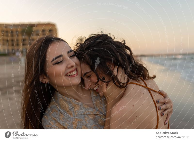 Glückliches lesbisches Paar umarmt sich am Strand Frauen MEER Sonnenuntergang Umarmung Liebe Termin & Datum Freundin romantisch Zusammensein Küste Umarmen