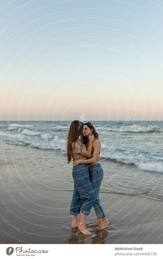 Lesbisches Paar küsst sich am Strand Frauen lesbisch Kuss MEER Sonnenuntergang Umarmung Liebe Termin & Datum Freundin romantisch Zusammensein Küste Umarmen