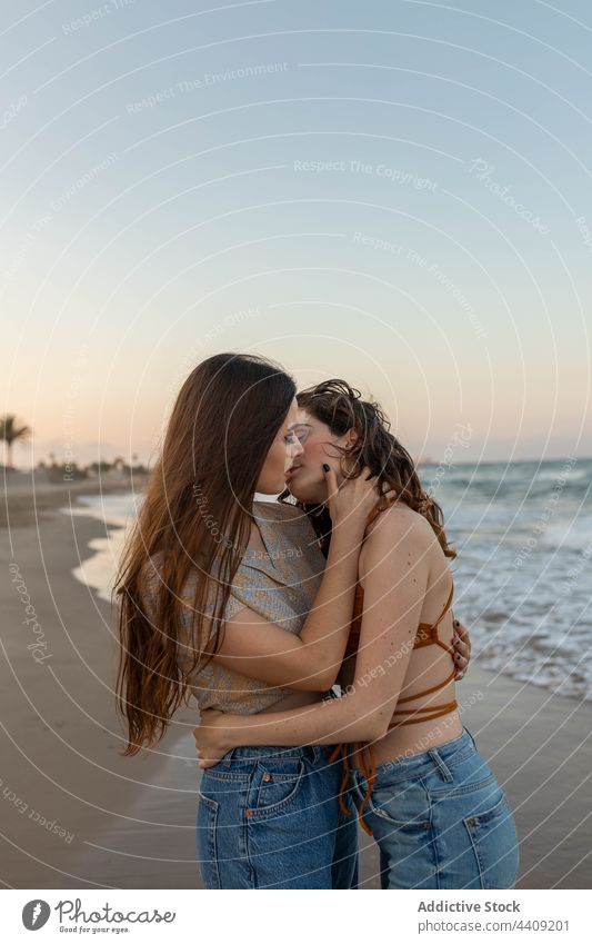 Lesbisches Paar küsst sich am Strand Frauen lesbisch Kuss MEER Sonnenuntergang Umarmung Liebe Termin & Datum Freundin romantisch Zusammensein Küste Umarmen