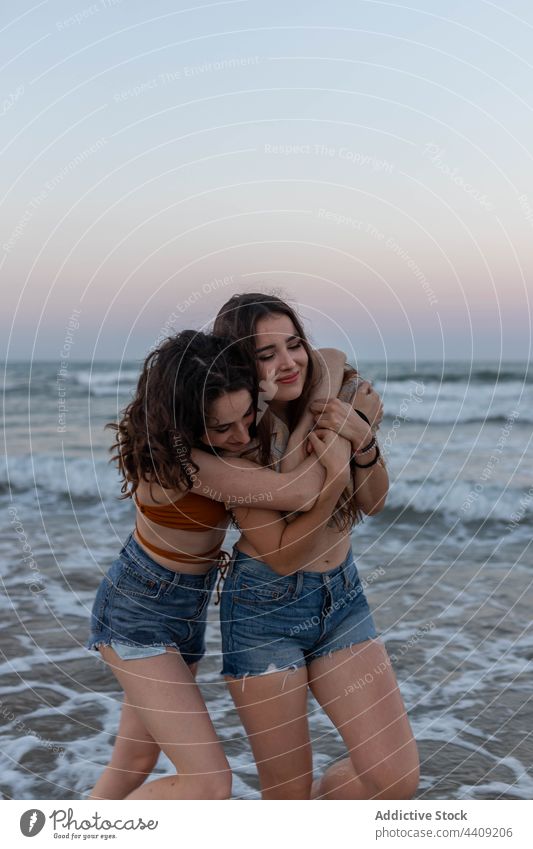 Glückliches lesbisches Paar umarmt sich am Strand Frauen MEER Sonnenuntergang Umarmung Liebe Termin & Datum Freundin romantisch Zusammensein Küste Umarmen