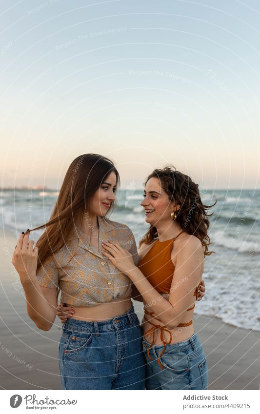 Lesbisches Paar umarmt sich am Strand Frauen lesbisch MEER Sonnenuntergang Umarmung Liebe Termin & Datum Freundin romantisch Zusammensein Küste Umarmen