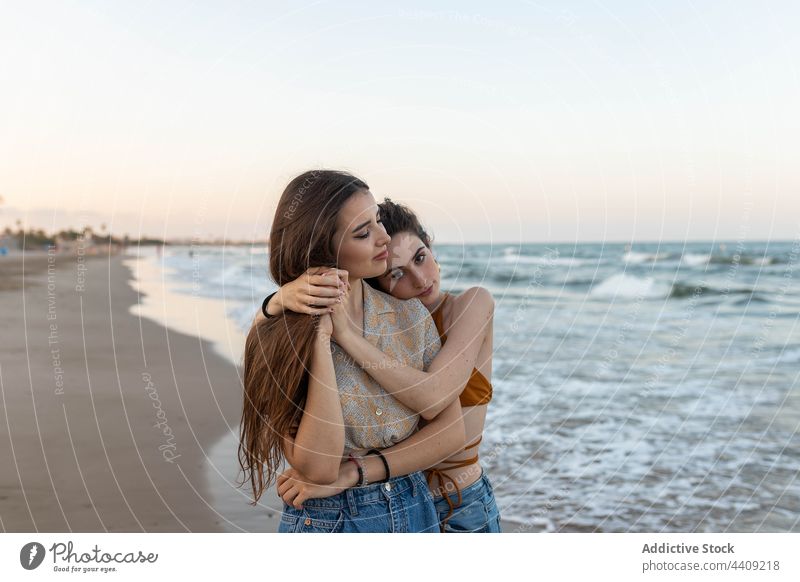 Lesbisches Paar umarmt sich am Strand Frauen lesbisch MEER Sonnenuntergang Umarmung Liebe Termin & Datum Freundin romantisch Zusammensein Küste Umarmen