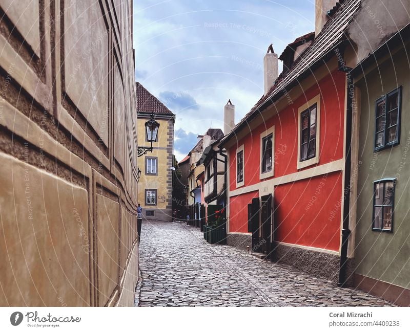 Eine kleine Straße mit kleinen bunten Häusern, rot, gelb und grün, die Altstadt von Prag, Tschechische Republik Farbe Haus heimwärts Tschechien rotes Haus