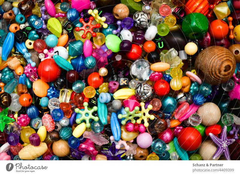 Bunte Plastikperlen bunt Perlen Schmuck basteln Dekoration Basteln Kreativität Handwerk Hobby Accessoire Vielfalt Diversität farbenfroh Halskette Design