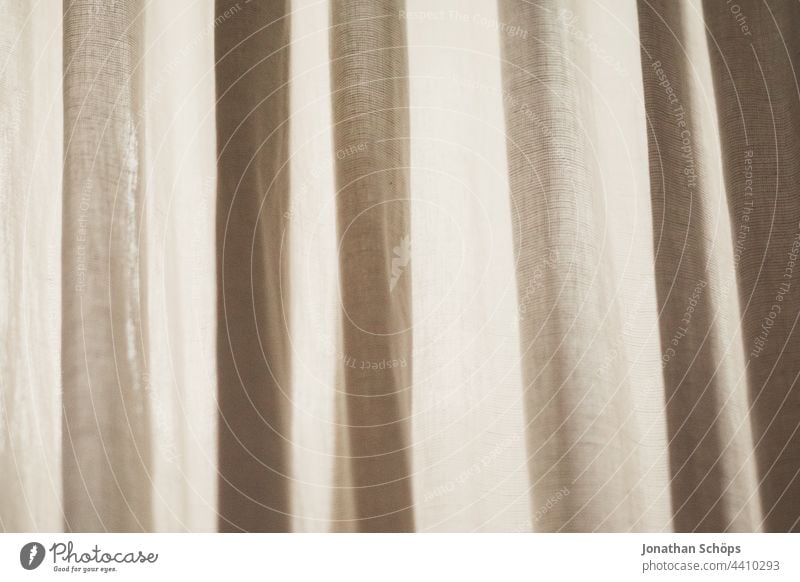 Vorhang aus weißem Stoff Gardine beige hell Fenster zuhause Textil Gegenlicht Licht Häusliches Leben Innenaufnahme Menschenleer Schatten hängen Wohnung