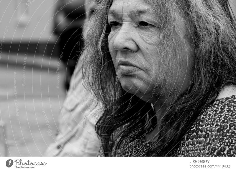 ältere Frau mit leerem Blick .... Schwache Tiefenschärfe leerer blick Außenaufnahme Porträt Mensch 70-80 Ruhestand älterer Erwachsener Person