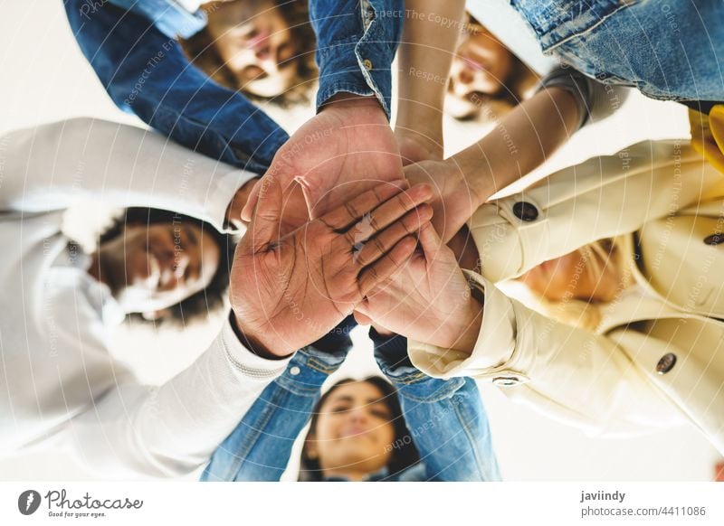 Hände einer multiethnischen Gruppe von Freunden, die sich als Zeichen der Unterstützung und Teamarbeit zusammengeschlossen haben. Hand Zusammensein Menschen