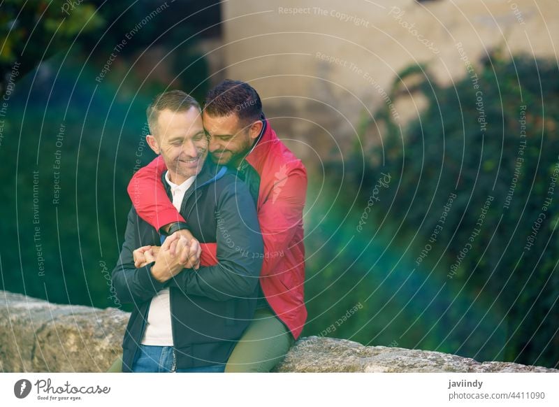 Schwules Paar in einem romantischen Moment im Freien schwul Männer Lachen männlich Liebe Homosexualität lgbt lgbtq Partnerschaft Liebespaar Albaicin Granada