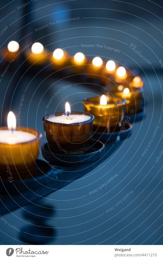 Kerzen in Kirche, die Trost spenden Gebet beten Meditation Spiritualität Licht Advent Trauer katholisch christlich Berufung Hoffnung dunkel