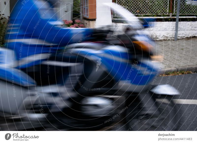 Polizei auf schneller  Tour, mit dem Motorrad. Straße Geschwindigkeit Fahrzeug Verkehr Motorradfahrer Abenteuer Ausflug horizontal Bewegung Aktivität Transport