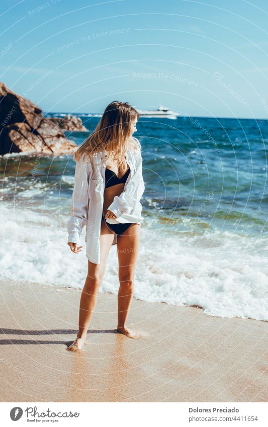 Porträt einer jungen Frau an einem Strandtag attraktiv Rücken Hintergrund schön Schönheit blau Braut brünett Küste niedlich Tag Kleid elegant Mode Freiheit