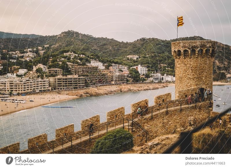 Foto eines Strandes an der Costa Brava, aufgenommen von der Spitze eines Schlosses Architektur blau bauen Burg oder Schloss Kindheit Großstadt Küste Küstenlinie
