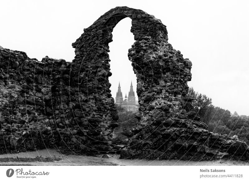 an einem dunklen, regnerischen Augusttag herumlaufen Burg oder Schloss Ruinen Kirche katholisch Rezekne Lettland Steinwand alte Burg mittelalterlich Deutsch