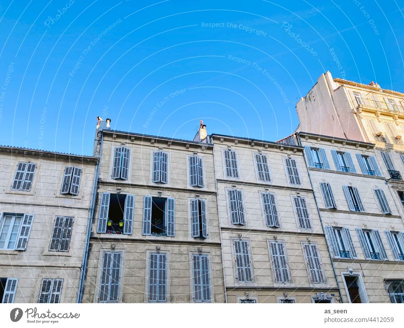 Häuser in Marseille Haus Fassade Architektur Fenster Wand Farbfoto Bauwerk Mauer Fensterläden alt Tag grau trist geschlossen Stadt Blauer Himmel Kontrast
