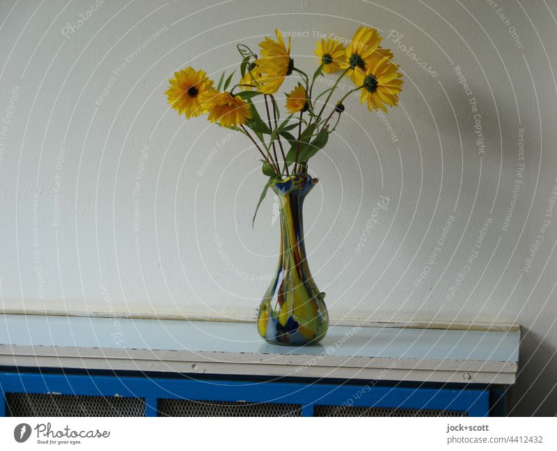 gefunden eine Vase für Blumen Blumenvase Dekoration & Verzierung Blüte Blühend Hintergrund neutral Abdeckung DDR Heizungsverkleidung authentisch einfach